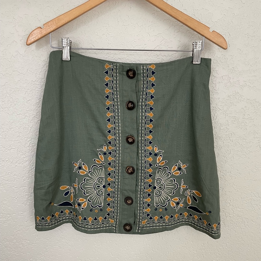 Francesca’s Blue Rain green button down embroidered skirt. Size small